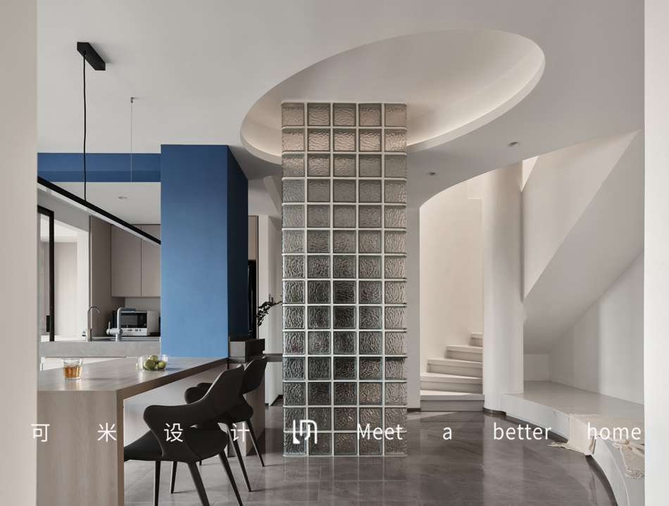 挑空客厅+静谧蓝,营造随性的现代摩登二人居-17