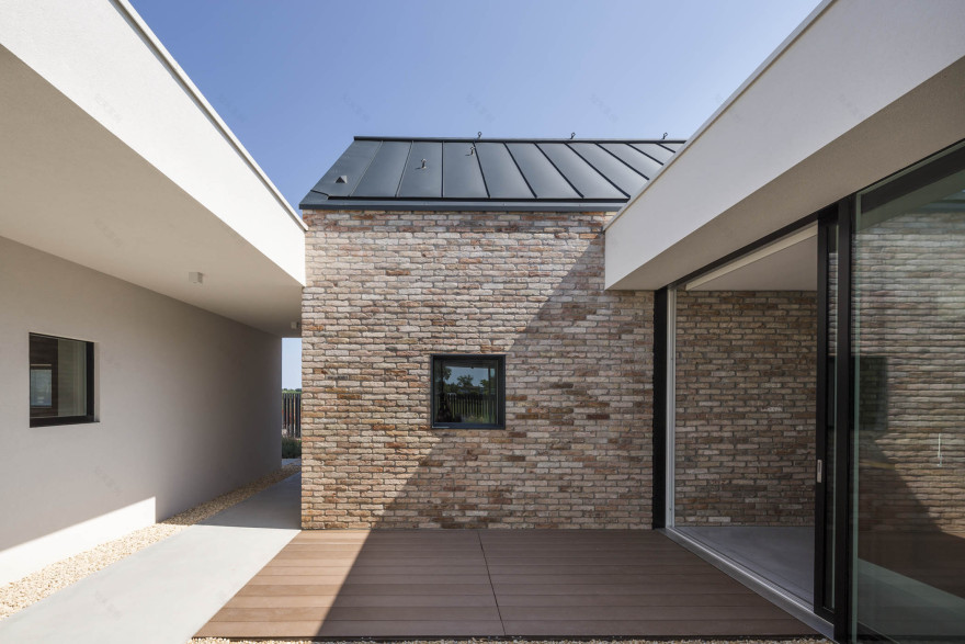 现代简约风格别墅设计,融入自然与私密空间-7