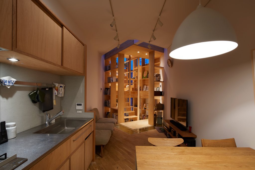 大阪密集住宅区的三层展示空间楼梯屋-18