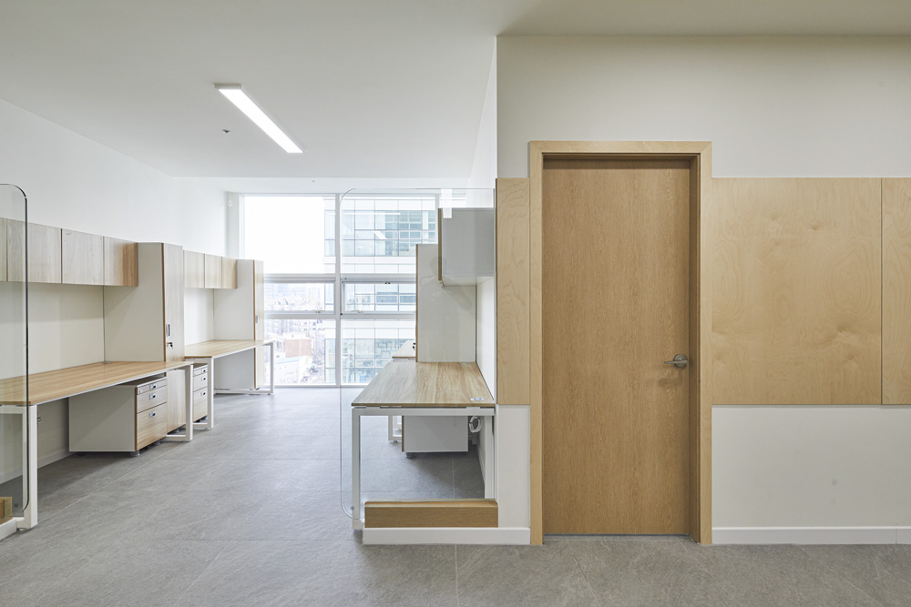 白色与木质，打造 60 平极简办公空间-6