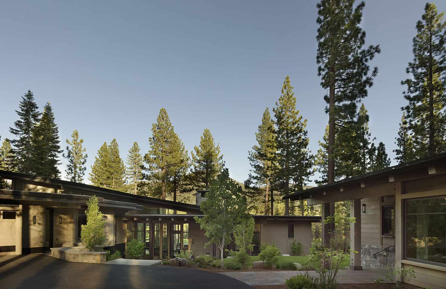 Enchanting mountain retreat in Truckee surrounded by an idyllic setting-1