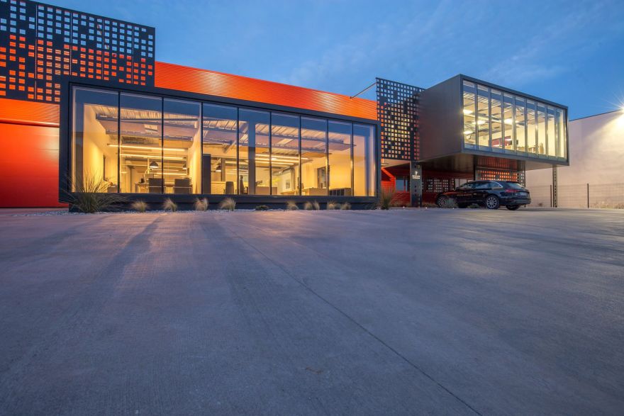 打破对称的金属网格办公楼-18