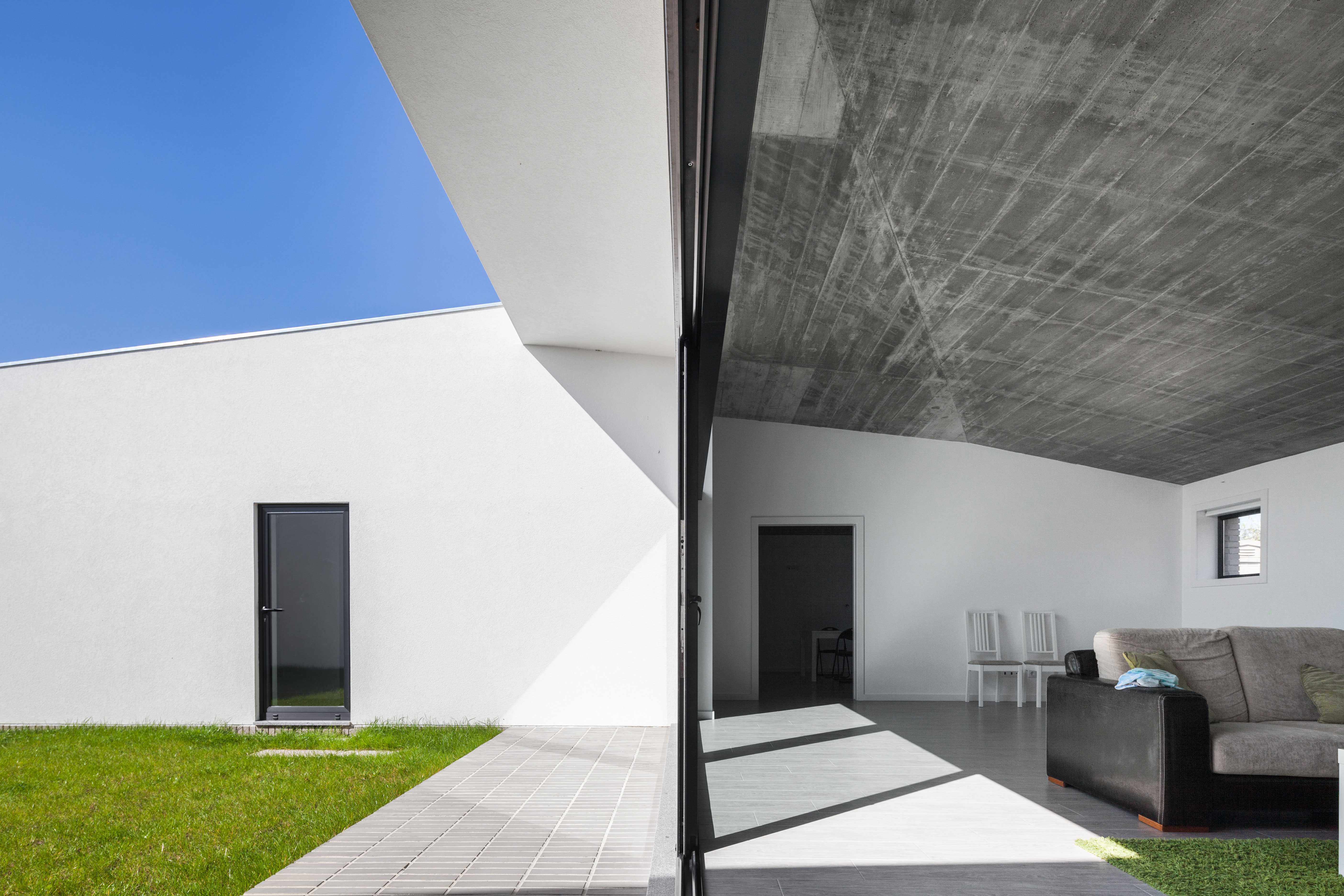 开放露台之居,和谐融入传统环境-9