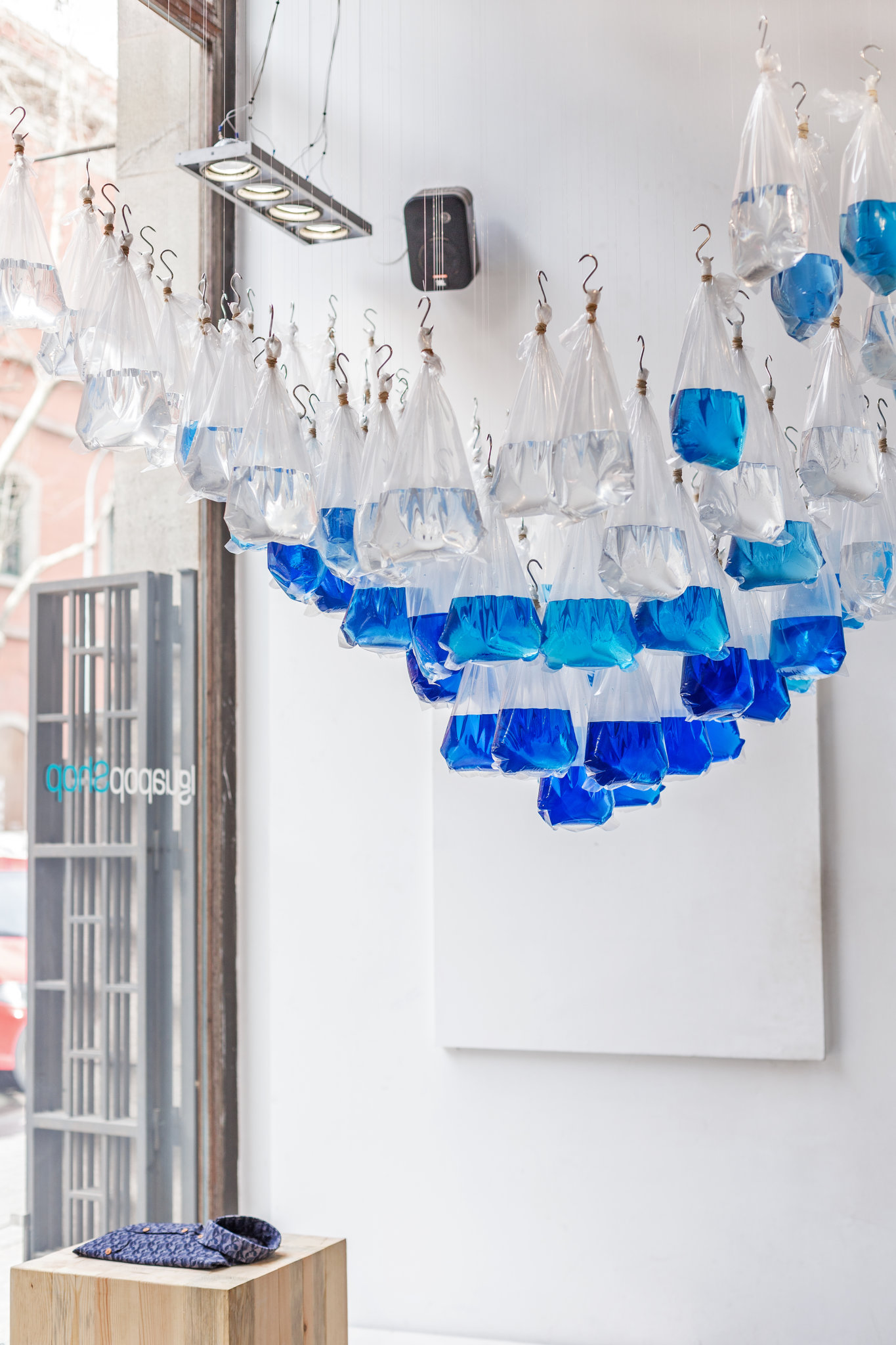 Liquid Modernity | Shopwindow for Olow in the IguapopShop store-5