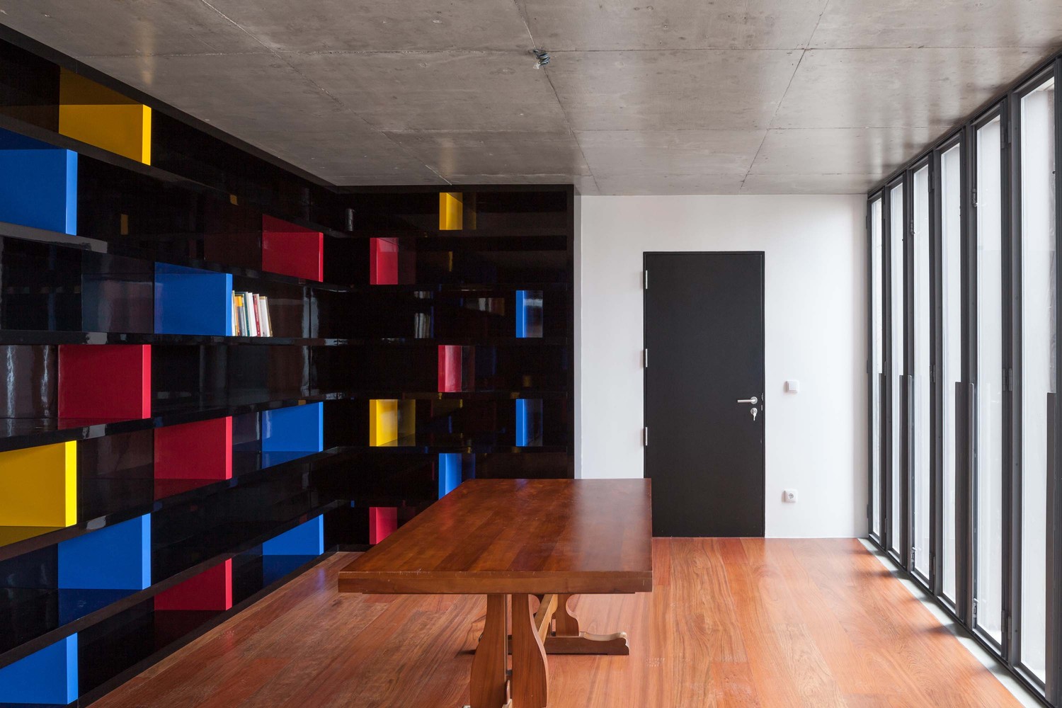 里斯本洛里什住宅 · 旧建筑新生命,彩色空间营造生活美学-29