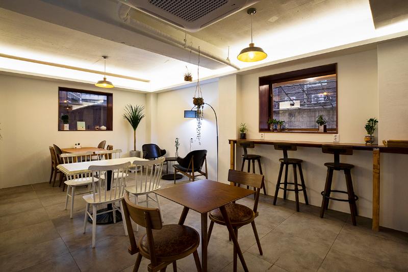 20 平米白色与木质元素打造温馨小资咖啡馆-5