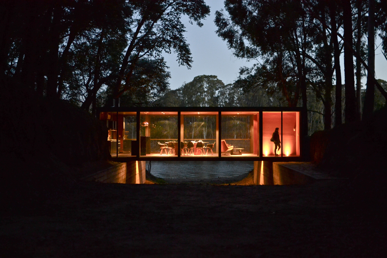 湖边森林中的悬浮桥亭-11