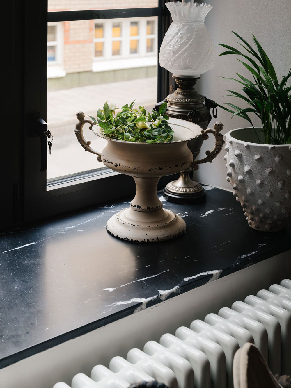 斯德哥尔摩工业风公寓的粉色卧室设计-9