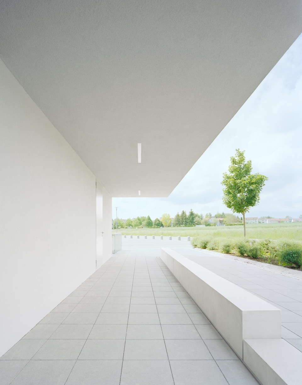 德国 Aichtal 幼儿园 | 白色极简与美国南部的“门廊”融合-16