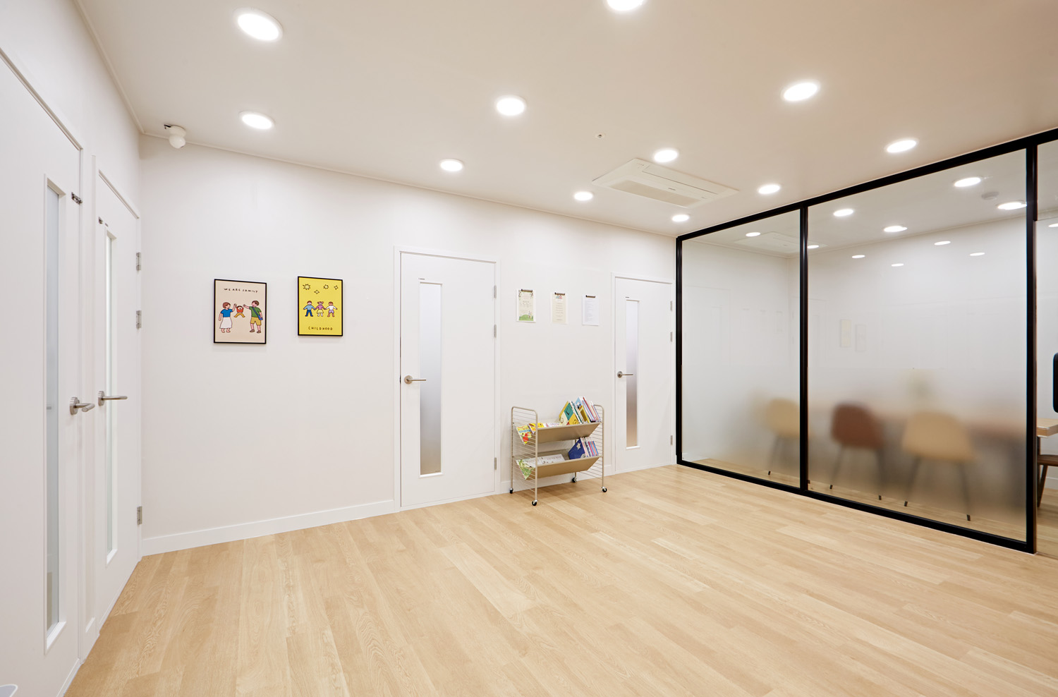 24 平米儿童发展中心，极简设计展现无限可能-6