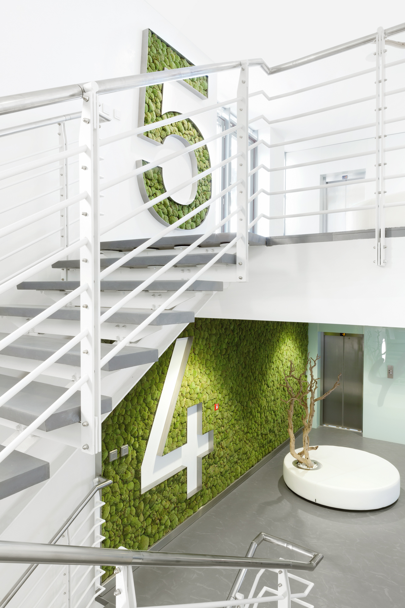 布拉格 KKCG 建筑室内设计 | 垂直花园与自然材料的融合-20