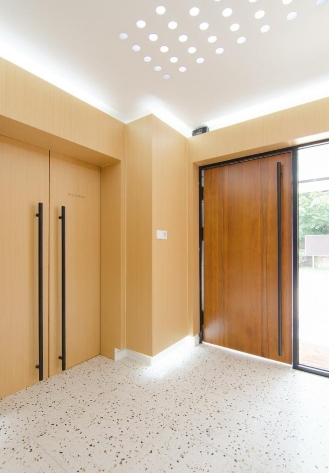 光影穿梭的现代宅院-60