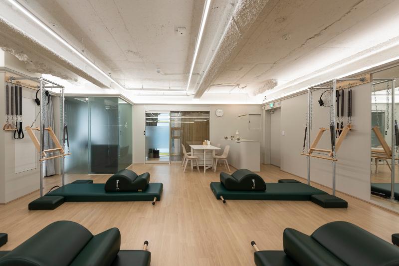 简约 37 坪白色与木质调的明亮健身房设计-7