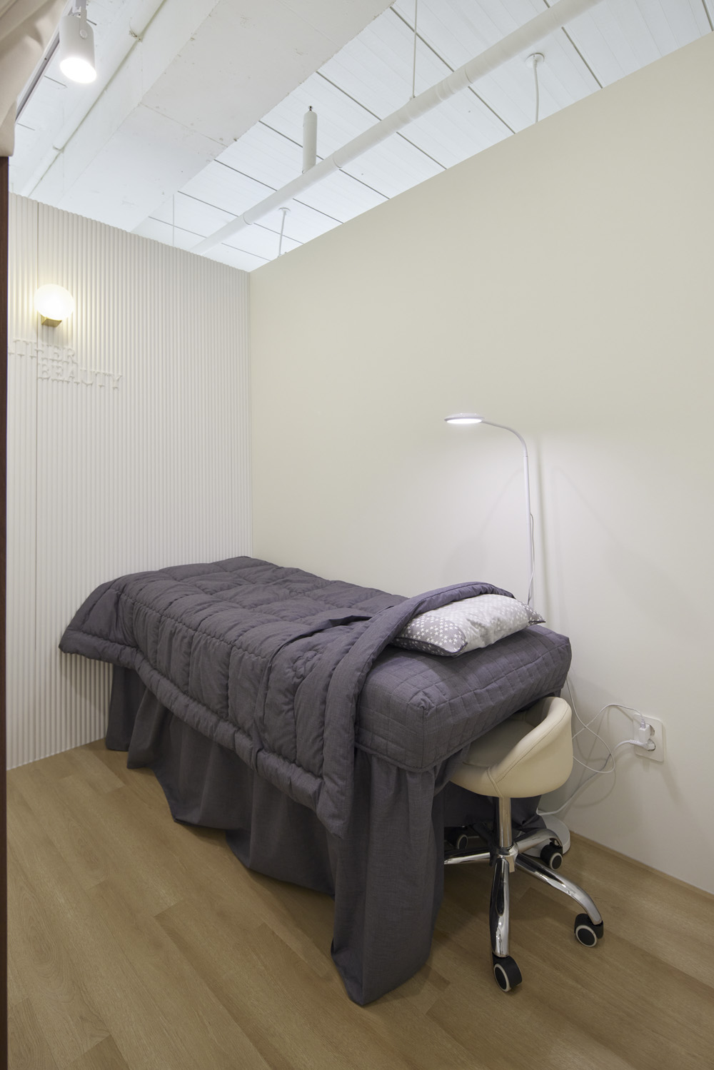 白色调的宁静空间 | 14 平米小空间的神奇设计-12