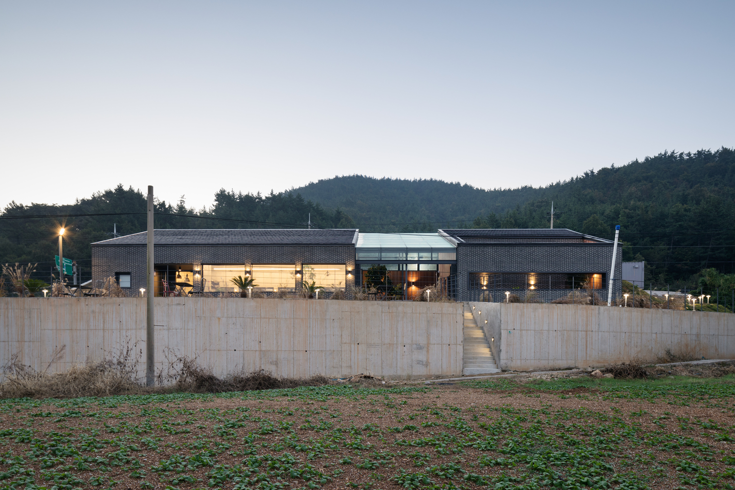 融入自然的简约咖啡馆-71