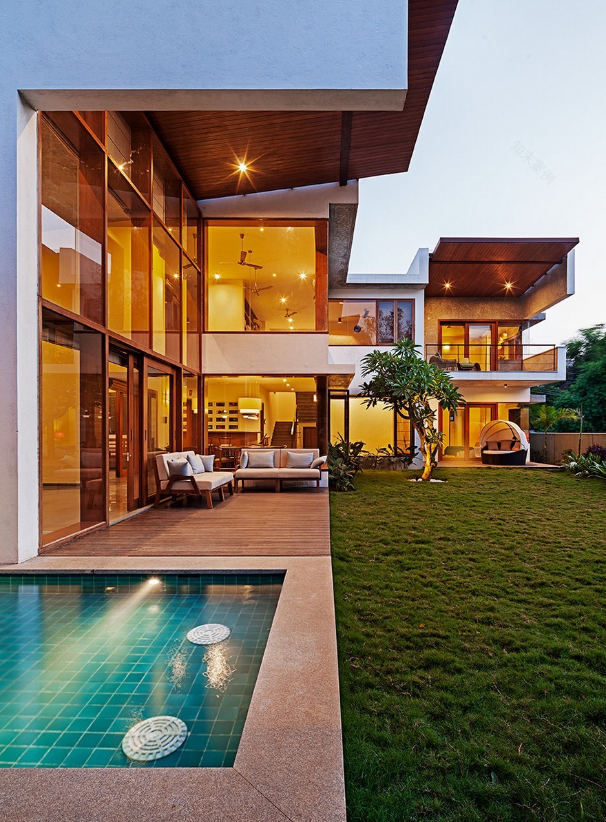 This Bangalore House Featuring Mid-Century Classics Furniture and Contemporary Art-35