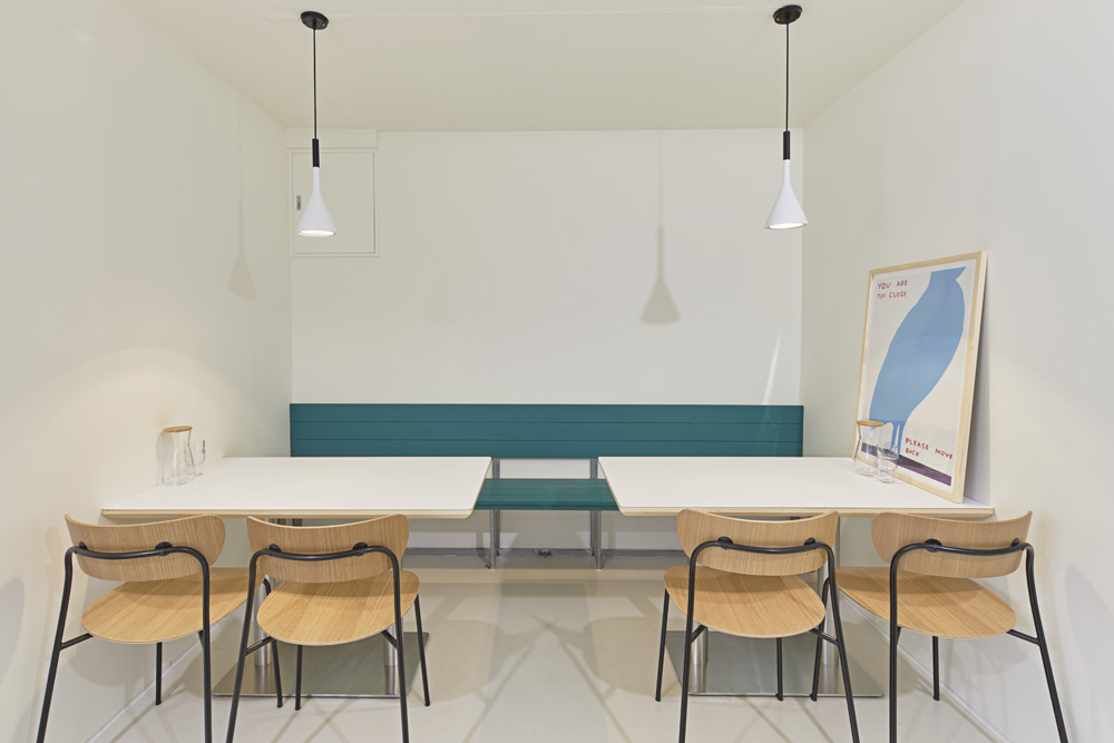 15 平米小巧咖啡厅，极简设计中的视觉盛宴-9