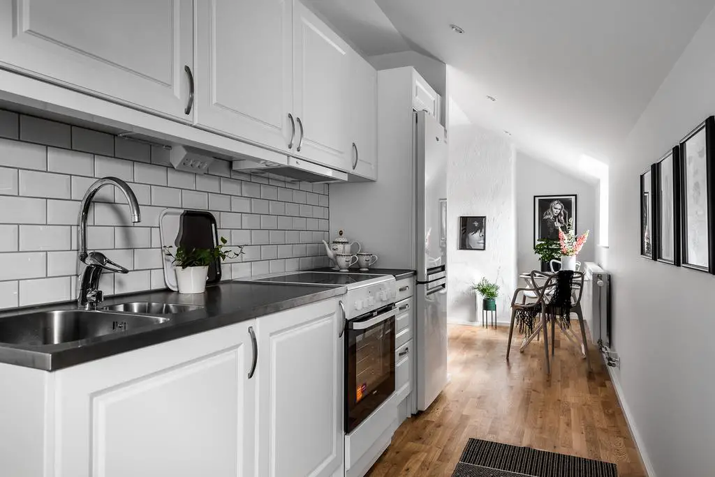 瑞典双室对比 | 女性化与中性空间的室内设计魅力-7