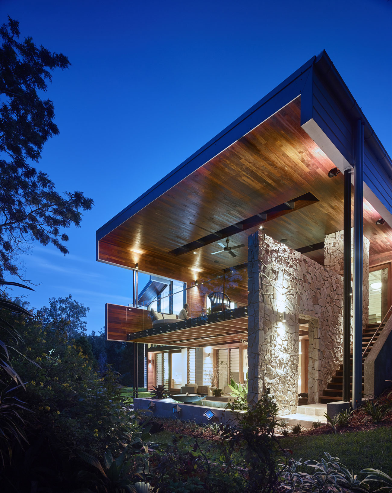 澳大利亚肯莫尔山森林中的现代小溪屋-34