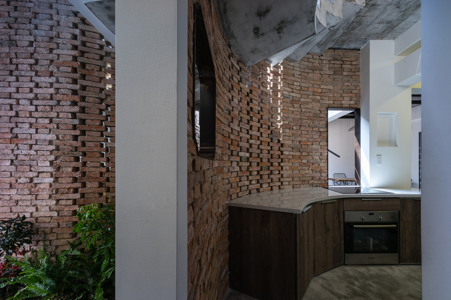 越南热带小院中的“遮阳伞”建筑-71