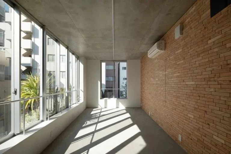 东京红砖双办公楼，绿色与空间的艺术融合-17