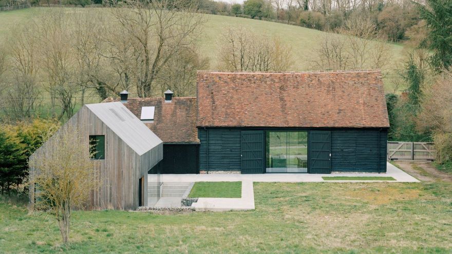 将谷仓改造成带玻璃走廊的简约风乡村住宅丨英国牛津丨McLaren Excell建筑事务所-2