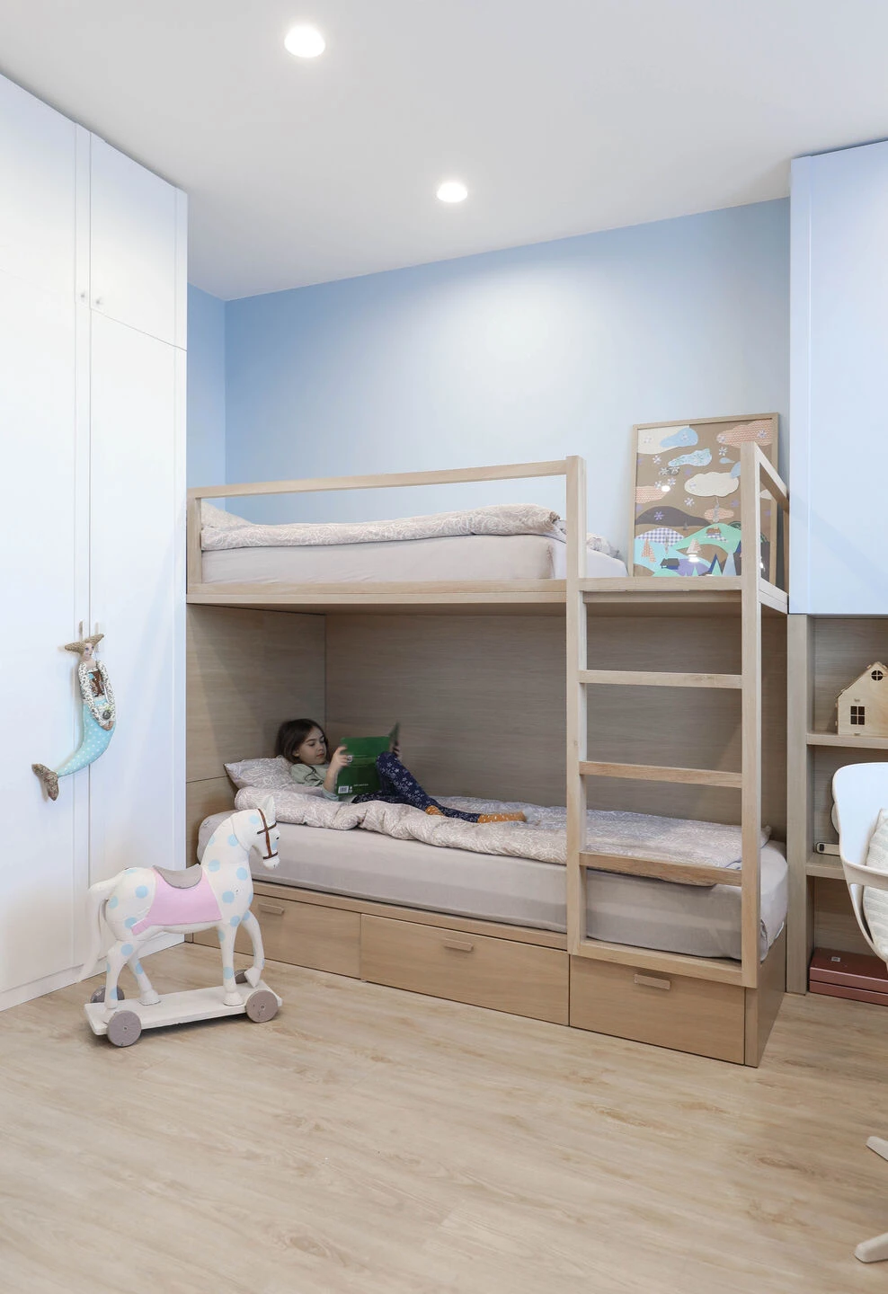 色彩项目 · 充满艺术气息的 2021 年家庭公寓设计丨保加利亚布尔加斯丨Think Forward-10