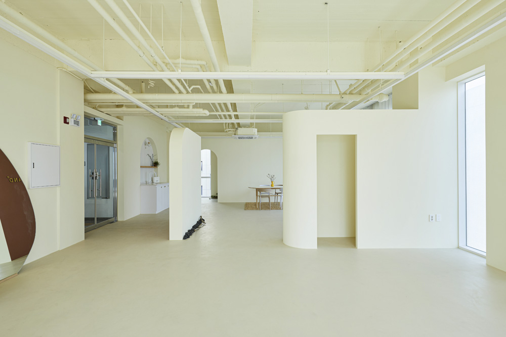 30 平米极简工作室，白色调的优雅魅力-2