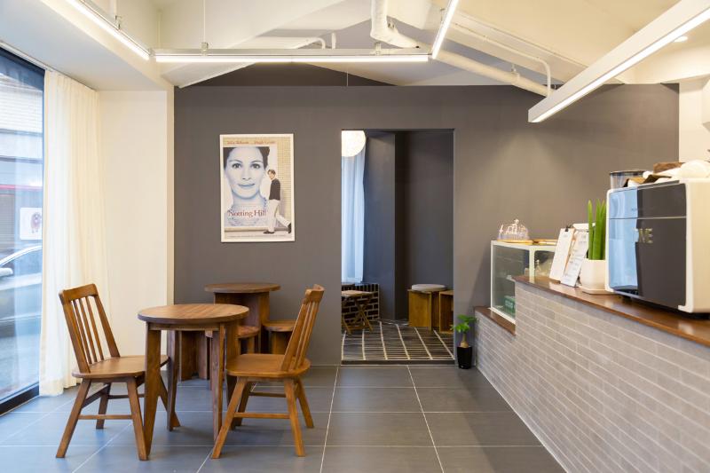 18 坪舒适空间，白色调与灰色点睛的咖啡馆设计-4