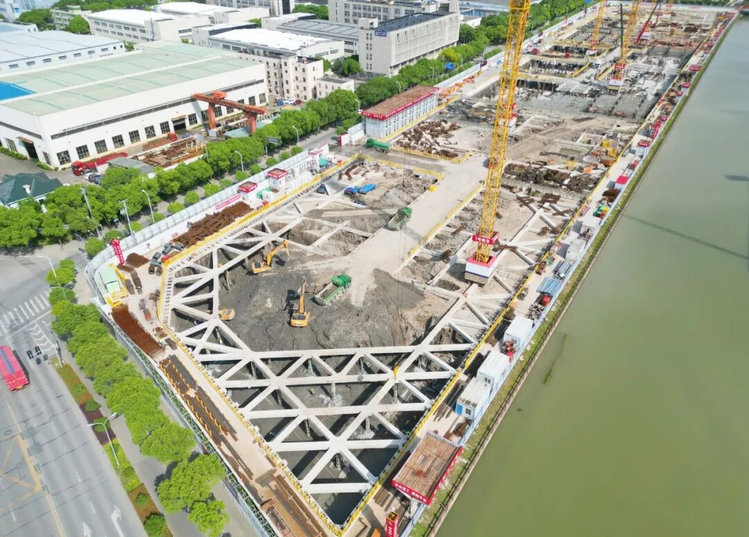 毫米级精度！金谷智能终端制造基地两地块实现钢结构封顶-7