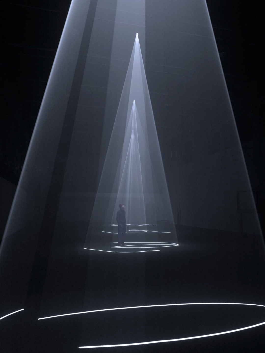 《描述一个圆锥的线》丨Anthony McCall-0