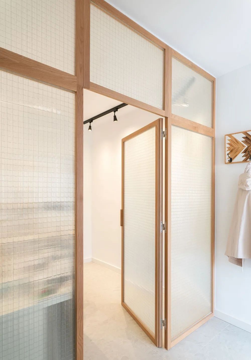 原木与玻璃的搭配,塑造百看不腻的家居空间-12