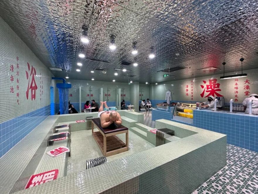 太颠了!澡堂里开咖啡店?香皂蛋糕、死皮咖啡、沐浴露饮料…网友:喝完这杯得叫个搓澡师傅-6