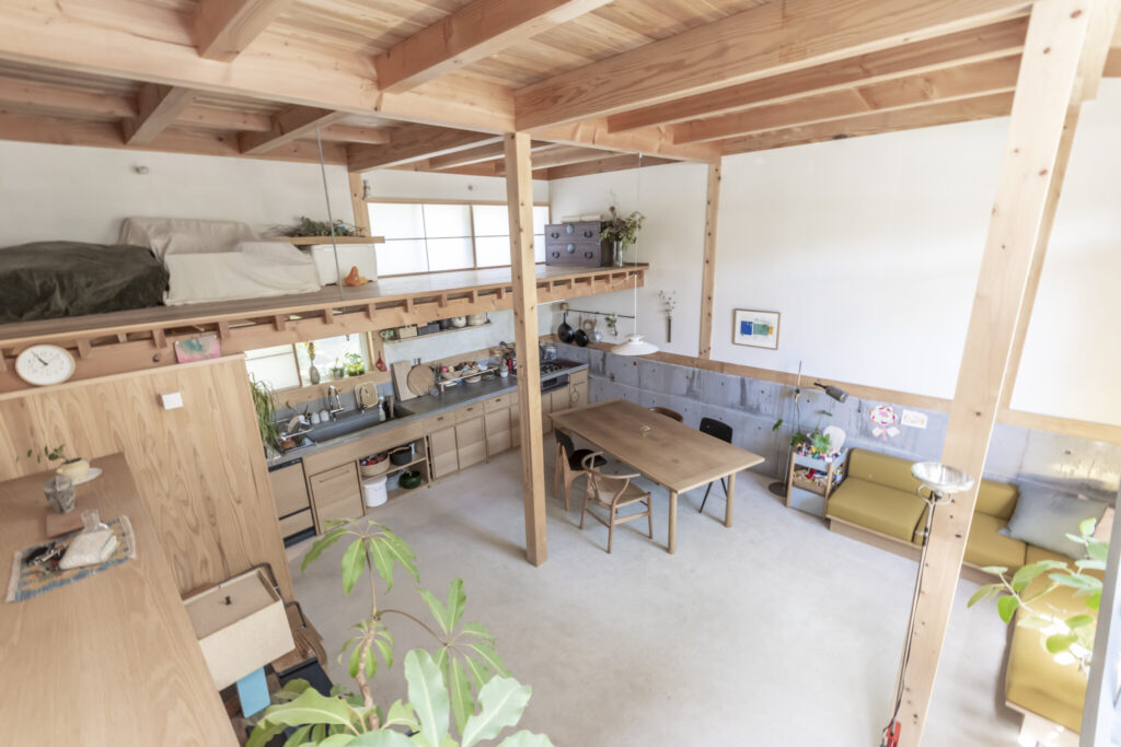 旗竿地に立つ店舗併用住宅 半地下につくったのは“景色”を見渡せ、落ち着く大空間 | Architecture | 100%LiFE-2