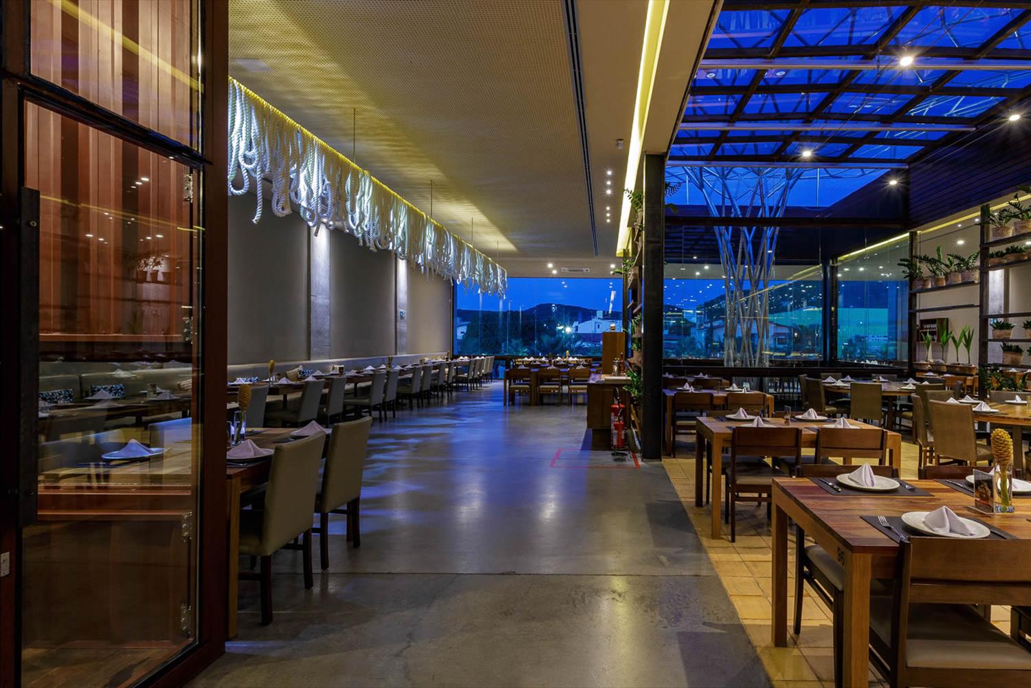 巴西 NAU 餐厅设计 | 渔网外观，自然光运用，海洋气息室内设计-12