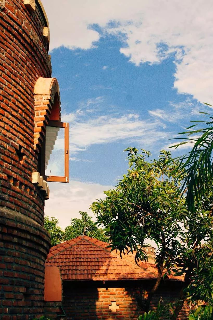 印度农场森林中的红砖城堡度假村-31