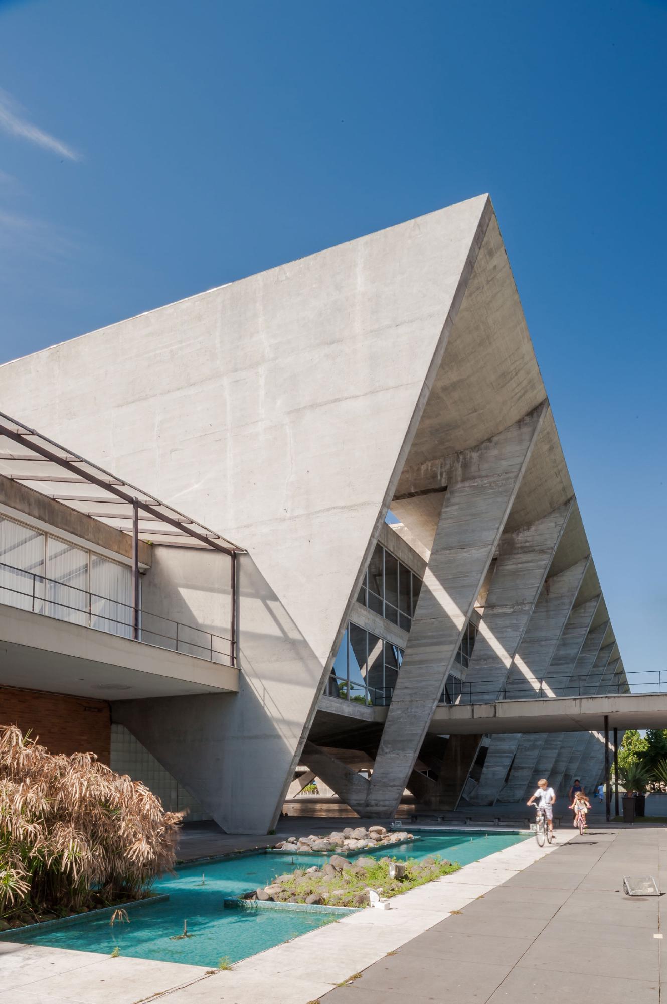 巴西里約熱內盧現代藝術博物館：建築大師 Affonso Eduardo Reidy 採V形柱列、懸吊樓板，打造現代主義建築經典 | FAM-39