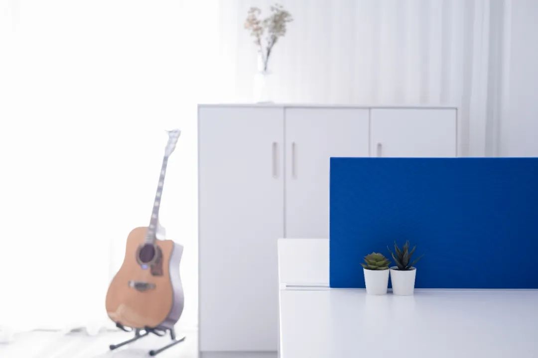 一則設計 | 纯净克莱因蓝风暴-24