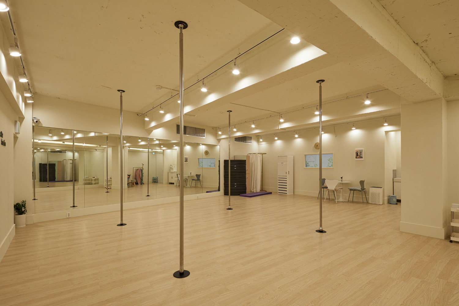 35 平米的极简钢琴工作室 | 干净利落的设计让人耳目一新-7