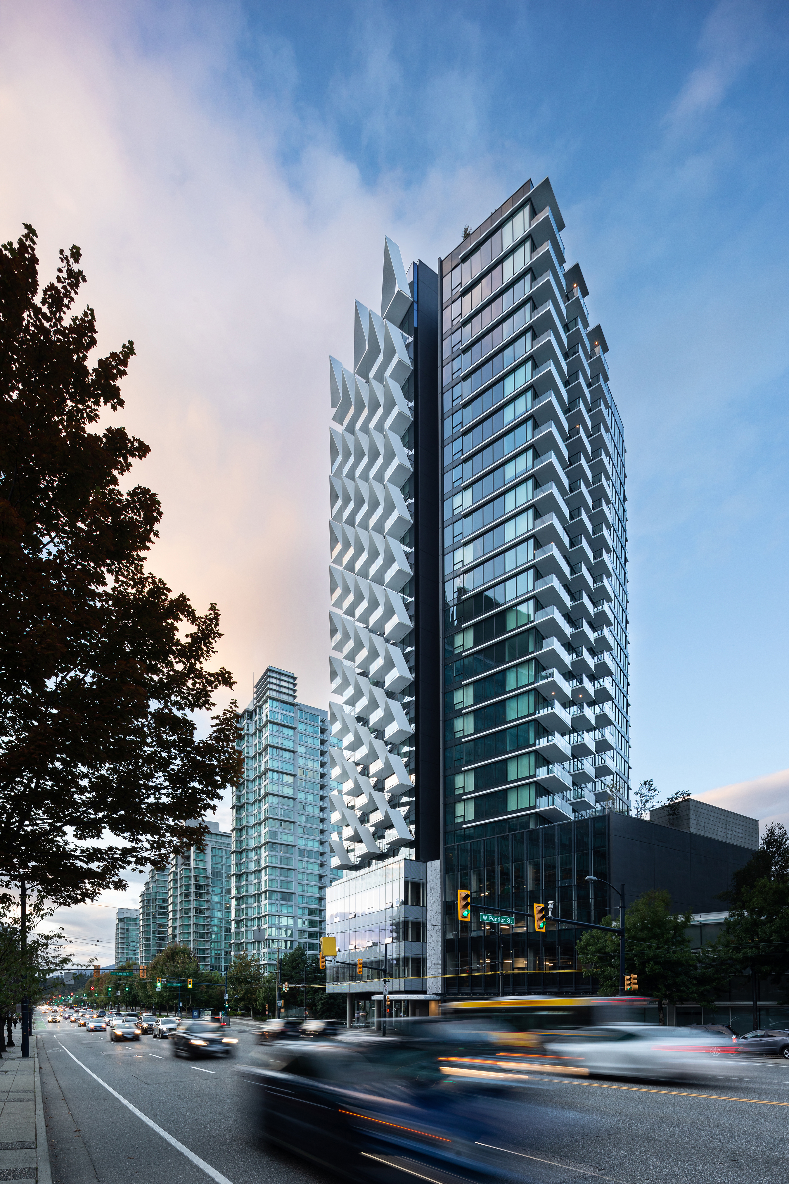 温哥华网格交汇处的折叠纸塔丨加拿大温哥华丨Henriquez Partners Architects-16