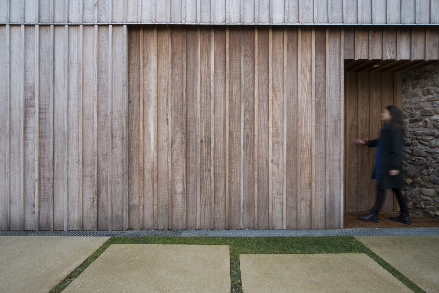 石墙下的现代宜居空间丨西班牙丨MAAV-29