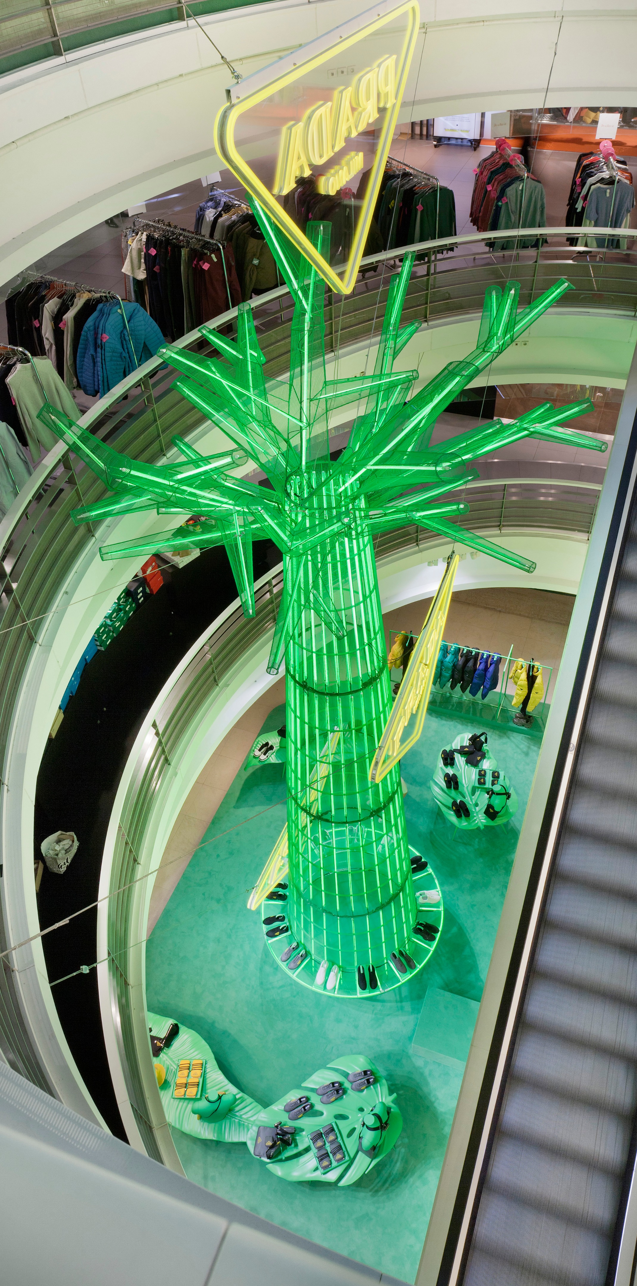 巴黎春天百货 Prada "Hyper Leaves" 特别项目-25