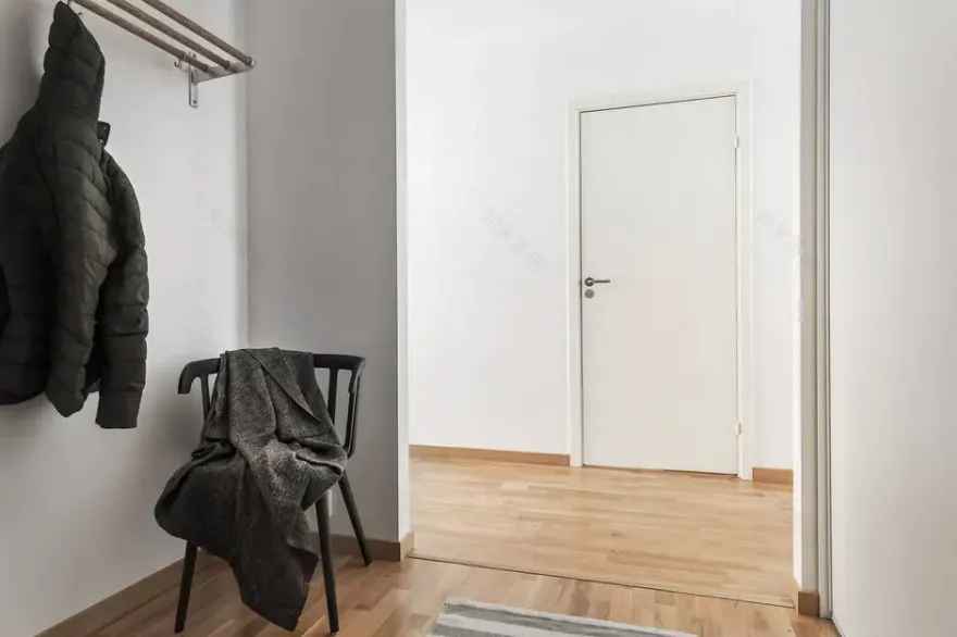 巧妙改造!衣架变客厅照片展示架-18