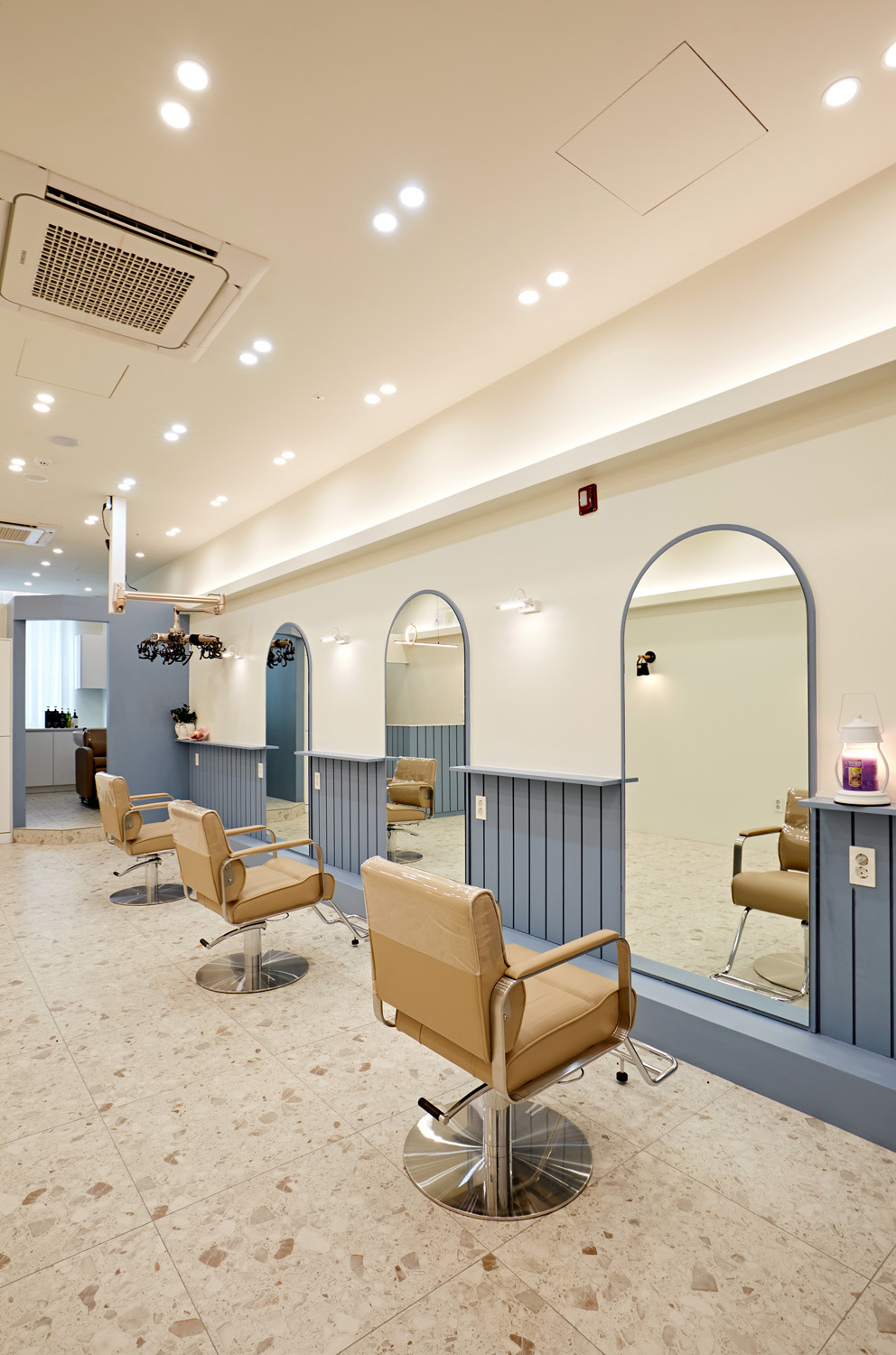 蓝色点缀的白色美容院设计-10