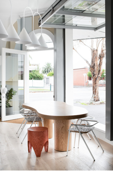 金色的;金黄色的;金的;金制的-136