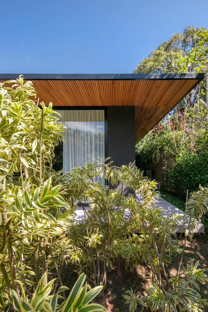融入自然的现代绿意住宅丨巴西圣保罗丨Belluzzo Martinhao Arquitetos-30
