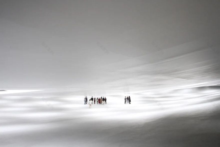 日本“最空白”建筑!无墙无柱无固定用途,59扇天窗让雨水阳光随意进出!网友:躺着发呆都变浪漫了-35