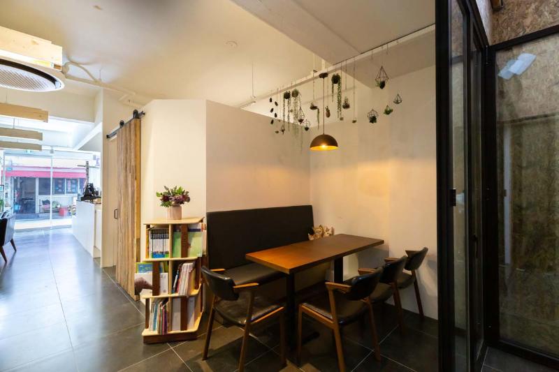 18 平小空间，化繁为简的白色木质咖啡馆设计-7