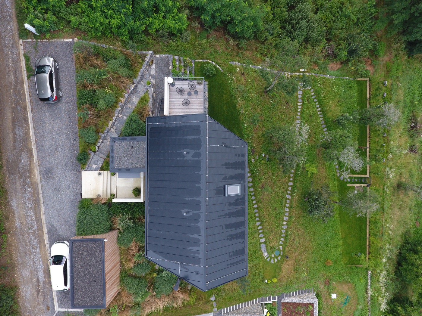 绿色和谐的坡地住宅花园设计丨捷克丨Tomáš Beránek-3