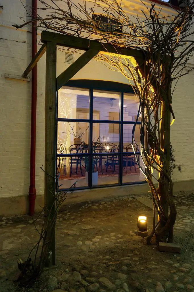 "瑞典 19 世纪古宅现代改造，工业风格窗户展现独特魅力"-25